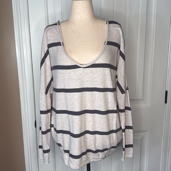 We The Free People Size L Gray Striped V-Neck T-Shirt Top Long Sleeves - Picture 3 of 10